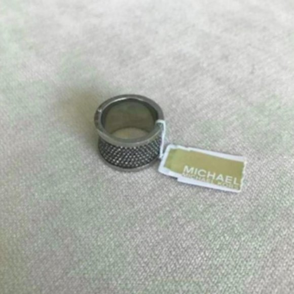 NWT Michael Kors Pave Gunmetal Silver Barrel Ring - Picture 2 of 2